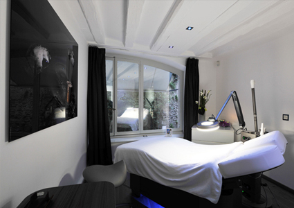 CHF 185  CHF 89 
Valmont Massage or Facial at the luxurious 43 Spa in Geneva old town: 

Valmont Massage: 185 CHF 89 
Valmont Massage + Facial: 335 CHF 149  Photo