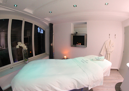 CHF 185  CHF 89 
Valmont Massage or Facial at the luxurious 43 Spa in Geneva old town: 

Valmont Massage: 185 CHF 89 
Valmont Massage + Facial: 335 CHF 149  Photo