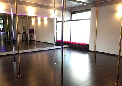 Women only. Valid till October 1 2015 Pole Dancing: the Fun & Sexy Way to Get in Shape! 
CHF 140 CHF 59 for 5 pole dancing classes at Dissidance Studio. 15 classes per week 7/7  Photo