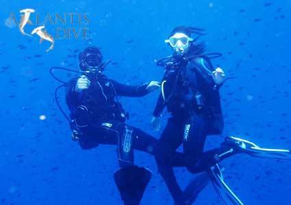 Scuba Diving Courses in ENG & FR with Atlantis Dive (in Lake Geneva or Heated Pool) 


	2-hr Intro Class: CHF 100 CHF 49 
	Open Water Diver Course: CHF 850 CHF 399  


No Previous Diving Experience Necessary
 Photo