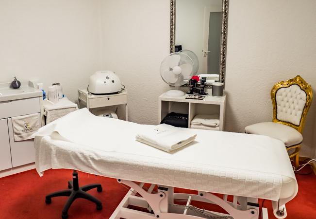 Recommended by BuyClub's Independent Tester

Pampering Beauty Treatments at Institut Reveal (Rive)


	  1h California Massage: 140 CHF 69 
	 1h Anti-Aging Facial: 150 CHF 69
	 1h Massage + Facial: 140 CHF 69

 Photo