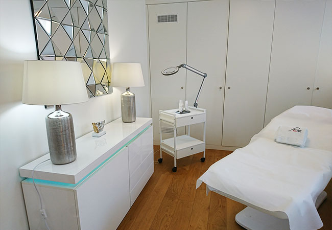 4.8 Stars on Google

Aesthetic Swiss Clinic (Nyon):


	1h30 Skinceuticals® Facial with LED: 200 99
	1h California Massage:
	140 79

 Photo