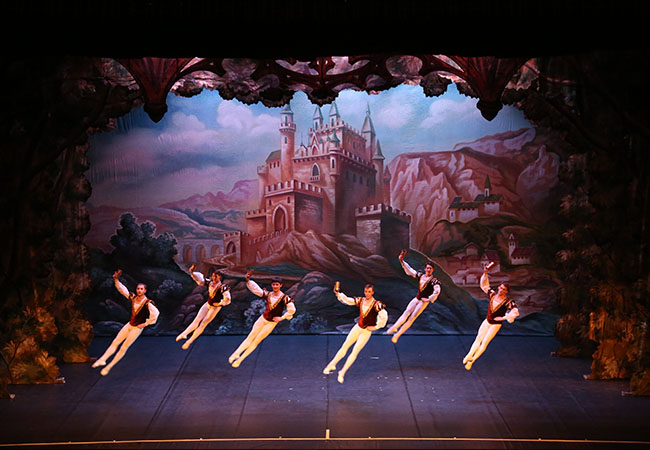 "Artists of great international prestige" - El Mundo Madrid

Tchaikovsky's Swan Lake Ballet By St. Petersburg
Classical Ballet Starring Joy Womack: Prima Ballerina of Kremlin Ballet Theatre  December 15 @ BFM, 20h

 
 Photo