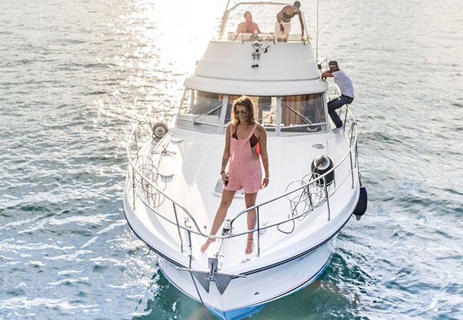Valid 7/7 All Summer
Private Cruise on a 35-Feet "Princess Flybridge" Yacht on Lake Geneva, for You + Up to 9 Friends


	2h cruise: 1000 CHF 499
	3h cruise 1400 CHF 689 


Skipper included. You can bring your own music, drinks & food onboard
 Photo
