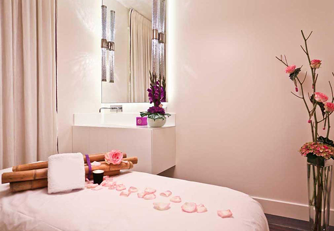 4.5 Stars on Google

Rose d'un Prince Spa (Champel):


	1h Facial 160 69
	1h Massage: 200 79
	2h15 Body Ritual: 260 129


Beautiful Champel spa with extra-long open hours (til 23h weekdays, til 19h Sat)
 Photo