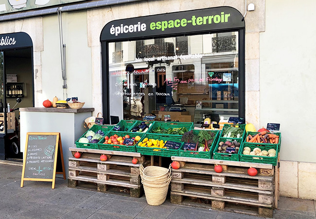 "Exclusively organic & regional produce" - Tribune de Genève​Straight-from-the-Farm Local Bio Vegetables & Fruit from Espace Terroir. For Delivery (Geneva & Nyon) or Pick-Up​1 voucher = 3 mixed baskets. You can have each basket delivered on the week you want
 Photo