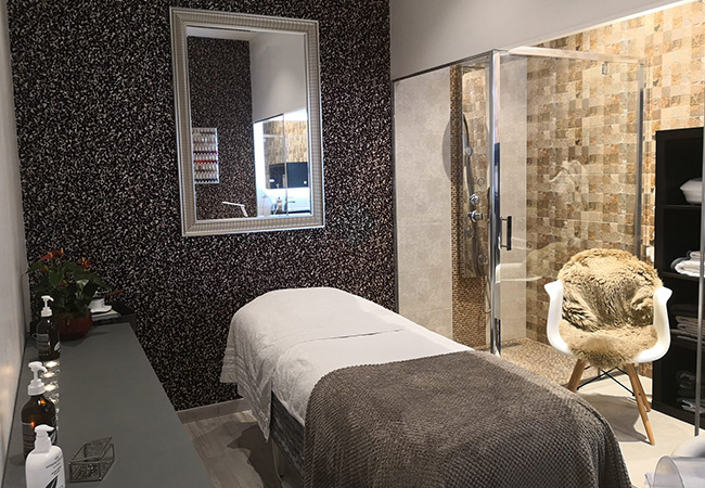 Douc'heure (Champel)​​: 


	1h Balinese or Relaxing Massage
	45 min PHYT'S® Facial


Using all-natural bio products and delivered by aesthetician Margaux who was trained in Bali and has 10+ years experience

 
 Photo