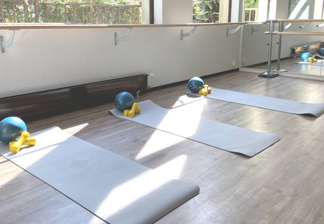 "Barre is where Pilates meets Ballet and abs happen" - ELLE

Just Opened: Barre Classes at Inshape (Eaux-Vives). 1 Voucher = 5 or 10 Group Classes

Barre workouts blend Pilates, Ballet & Yoga to build strength, improve posture & increase flexibility
 Photo