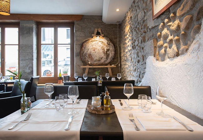 “Charming bistro” - Tribune de Genève
Auberge du Lion d'Or (Versoix): Local Filets de Perches & More French / Swiss Bistro Cuisine.
1 Voucher = CHF 100 Credit Valid Dinner & Lunch
 Photo