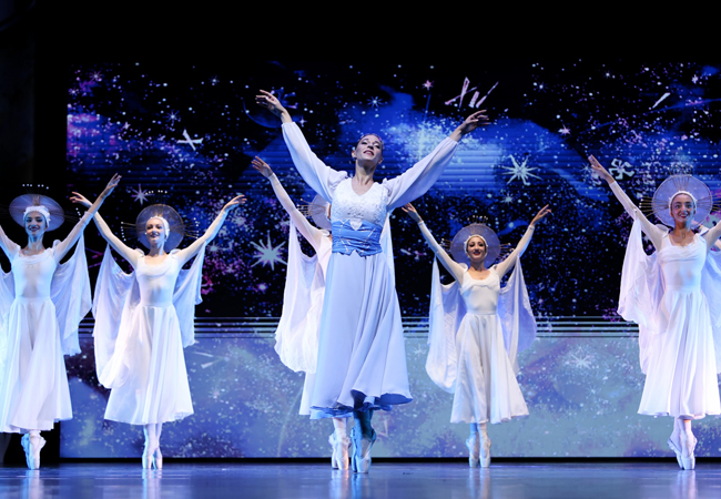 Mid-day Show for All Ages
Cinderella Ballet: 
+ Geneva: Nov 16 @ BFM
+ Lausanne: Nov 19 @ Salle Metropole ​​​​​​​​​​Performed by The Grand Intl Classic Ballet Company, choreography bySergei Bobrov: ex-Bolshoi Ballet soloist
 Photo