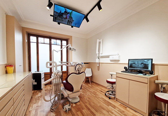 4.9* on Google
Dental Cleaning or Whitening at Dr Martins Clinic (Champel)

With option for dentist check-up.
Managed by Dentist with 30 years experience
 Photo