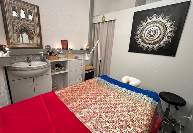 5* on Google
1h Ayurvedic Massage at Quiromassage (Vernier)

ASCA-certified Indian oil massage by therapist trained in India & Switzerland
 Photo