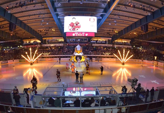 For All Ages
Swiss Hockey Top League: Gen&egrave;ve Servette vs Lugano, Jan 8 @ 19h45, Vernets Rink
Electrifying atmosphere with top level hockey, cheerleaders, dancing mascots, flying eagle (really!) & a family-friendly crowd. Free for kids under 6
 Photo