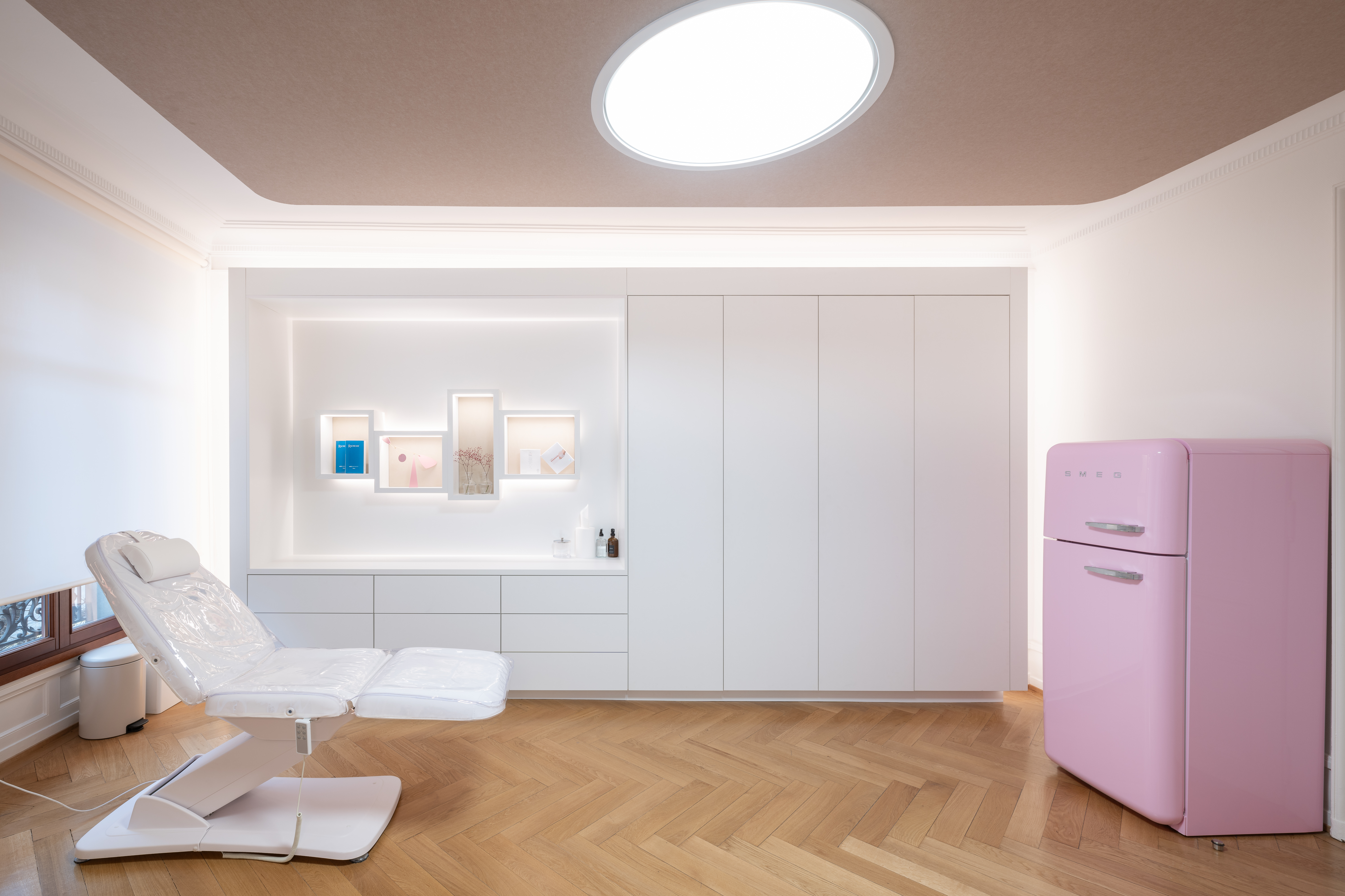 "The face of the future" -ELLE 
EMface® at Jouvence Clinic (Plainpalais): 1, 3 or 5 SessionsCalled "the non-surgical facelift" by Vogue and supported by Oxford studies, EmFace® tones facial muscles & tightens facial skin using 2 technologies
 Photo