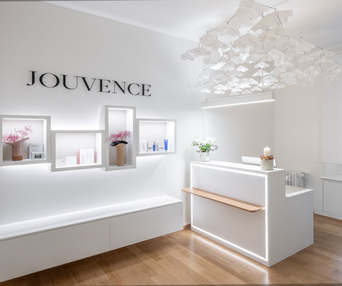 "The face of the future" -ELLE 
EMface® at Jouvence Clinic (Plainpalais): 1, 3 or 5 SessionsCalled "the non-surgical facelift" by Vogue and supported by Oxford studies, EmFace® tones facial muscles & tightens facial skin using 2 technologies
 Photo