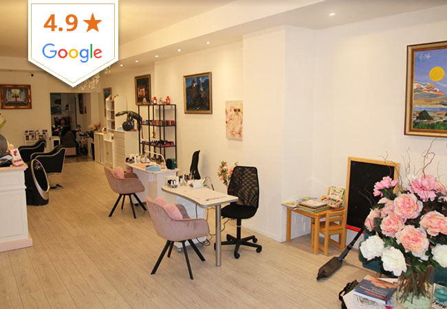 4.9* on GoogleAkabeauty (Eaux-Vives):


	Classic Mani+Pedi: 150 79
	Semi-permanent Mani+Pedi: 170 99
	1h Facial: 130 79

 Photo