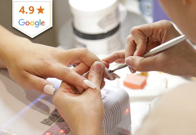 Mani + Pedi at Akabeauty (Eaux-Vives): Classic or Semi-permanent