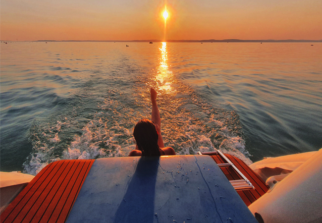 4.6* on Google
Hulu Boats: Your Private Floating Lounge On Lake Geneva - No License Needed

2h or 3h private boat rental for up to 6 people, complete with rooftop deck, sound system & ice cooler


 Photo